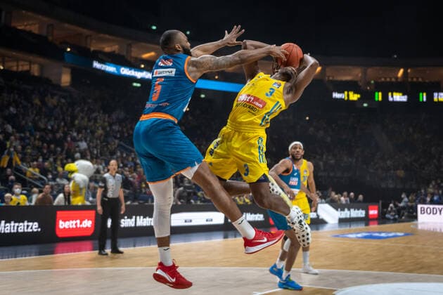 Basketball Berlin 15 04 2022 Season 2021 2022 easyCredit BBL 1 Bundesliga Alba Berlin ratiopharm Ulm Jaleen Smith Alba Berlin, No 03 Sean Evans Ulm, No 05