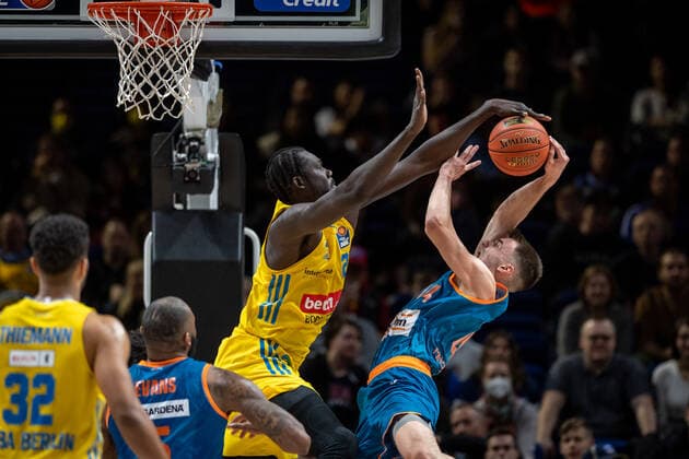 Basketball Berlin 15 04 2022 Season 2021 2022 easyCredit BBL 1 Bundesliga Alba Berlin ratiopharm Ulm Christ Koumadje Alba Berlin, No 21 Block Fedor Zugic Ulm, No 44