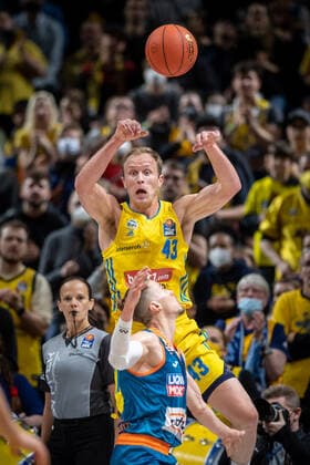 Sport Themen der Woche KW15 Sport Bilder des Tages Basketball Berlin 15.04.2022 Saison 2021 2022 easyCredit-BBL 1. Bundesliga Alba Berlin - ratiopharm Ulm Luke Sikma (Alba Berlin, No.43) Thomas Klepeisz (Ulm, No.22) *** Basketball Berlin 15 04 2022 Season 2021 2022 easyCredit BBL 1 Bundesliga Alba Berlin ratiopharm Ulm Luke Sikma Alba Berlin, No 43 Thomas Klepeisz Ulm, No 22