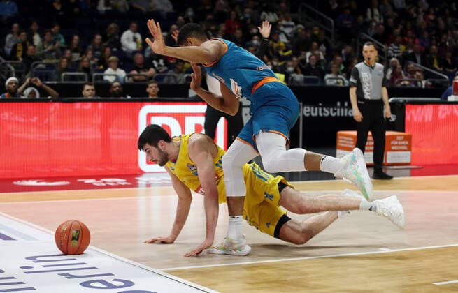 Yovel Zoosman, Karim Jallow action game scene duel sports basketball BBL Bundesliga men season 2021 2022 15 04 2022 ALBA Berlin vs ratiopharm Ulm
