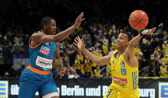 Semaj Christon, Louis Olinde action game scene duel sports basketball BBL Bundesliga men season 2021 2022 15 04 2022 ALBA Berlin vs ratiopharm Ulm