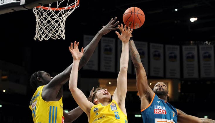 Christ Koumadje, Malte Delow, Sindarius Thornwell action game scene duel sport basketball BBL Bundesliga men season 2021 2022 15 04 2022 ALBA Berlin vs ratiopharm Ulm