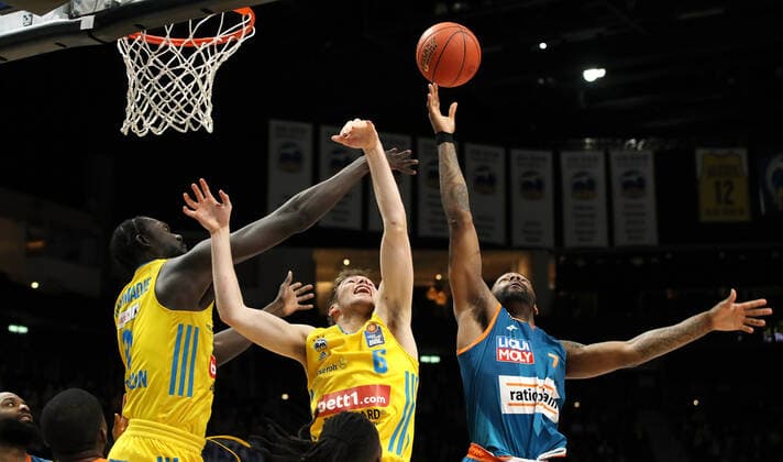 Christ Koumadje, Malte Delow, Sindarius Thornwell action game scene duel sport basketball BBL Bundesliga men season 2021 2022 15 04 2022 ALBA Berlin vs ratiopharm Ulm