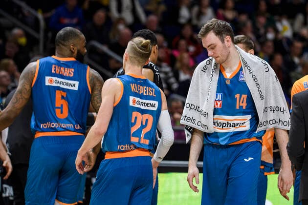 v l Sean Evans ratiopharm Ulm, 05 , Thomas Klepeisz ratiopharm Ulm, 22 , Philipp Herkenhoff ratiopharm Ulm, 14 , go, sad, depressed, angry, GER, Alba Berlin vs rationpharm ulm, BBL, Basketball Bundesliga Maenner, 31 Spieltag, Saison 2021 2022, 15 04 2022, GER, Alba Berlin vs rationpharm ulm, BBL, Basketball Bundesliga Maenner, 31 Spieltag, Saison 2021 2022, 15 04 2022, Berlin Copyright: xEibner-Pressefoto UwexKochx EP_UKH