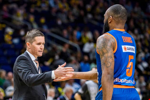 v l Head Coach Jaka Lakovic ratiopharm Ulm , Sean Evans ratiopharm Ulm, 05 , shake hands for the exchange, GER, Alba Berlin vs rationpharm ulm, BBL, Basketball Bundesliga Maenner, 31 Spieltag, Saison 2021 2022, 15 04 2022, GER, Alba Berlin vs rationpharm ulm, BBL, Basketball Bundesliga Maenner, 31 Spieltag, Saison 2021 2022, 15 04 2022, Berlin Copyright: xEibner-Pressefoto UwexKochx EP_UKH