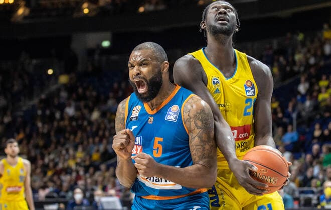 15 04 22, Berlin, Basketball, 1 Bundesliga, easyCredit BBL, Hauptrunde, 24 Spieltag, Mercedes Benz Arena ALBA Berlin ratiopharm Ulm Sean Evans of ratiopharm Ulm l and ALBAs Christ Koumadje fight for the ball ALBA Berlin ratiopharm Ulm