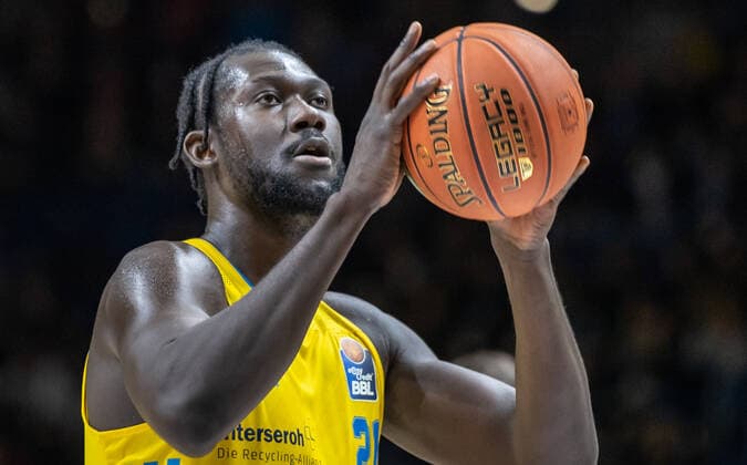 15 04 22, Berlin, Basketball, 1 Bundesliga, easyCredit BBL, Hauptrunde, 24 Spieltag, Mercedes Benz Arena ALBA Berlin ratiopharm Ulm ALBAs Christ Koumadje during a free throw ALBA Berlin ratiopharm Ulm