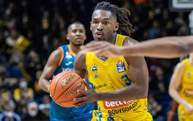 15 04 22, Berlin, Basketball, 1 Bundesliga, easyCredit BBL, Hauptrunde, 24 Spieltag, Mercedes Benz Arena ALBA Berlin ratiopharm Ulm ALBAs Jaleen Smith runs with the ball across the court ALBA Berlin ratiopharm Ulm
