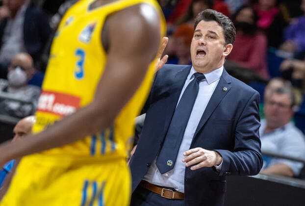 15 04 22, Berlin, Basketball, 1 Bundesliga, easyCredit BBL, Hauptrunde, 24 Spieltag, Mercedes Benz Arena ALBA Berlin ratiopharm Ulm Coach ALBAs head coach Israel Gonzalez stands gesticulating on the sidelines ALBA Berlin ratiopharm Ulm