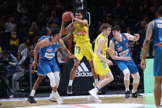 DEU, easyCredit BBL, ALBA vs Ratiofarm Ulm, 15 04 2022, Mercedes Benz Arena, Berlin, DEU, easyCredit BBL, ALBA vs Ratiofarm Ulm, in picture Oscar da Silva ALBA Berlin 1 , Malte Delow ALBA Berlin 6 , KARIM JALLOW ratiopharm Ulm 35 , NICOLAS BRETZEL ratiopharm Ulm 13 Foto Juergen Engler nordphoto GmbH nordphotoxGmbHx xEngler nph00076