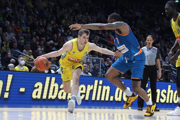 DEU, easyCredit BBL, ALBA vs Ratiofarm Ulm, 15 04 2022, Mercedes Benz Arena, Berlin, DEU, easyCredit BBL, ALBA vs Ratiofarm Ulm, in picture Malte Delow ALBA Berlin 6 , SINDARIUS THORNWELL ratiopharm Ulm 7 Foto Juergen Engler nordphoto GmbH nordphotoxGmbHx xEngler nph00076
