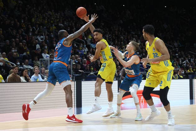 DEU, easyCredit BBL, ALBA vs Ratiofarm Ulm, 15 04 2022, Mercedes Benz Arena, Berlin, DEU, easyCredit BBL, ALBA vs Ratiofarm Ulm, in picture Oscar da Silva ALBA Berlin 1 , Johannes Thiemann ALBA Berlin 32 , SEAN EVANS ratiopharm Ulm 5 , Thomas Klepeisz ratiopharm Ulm 22 Foto Juergen Engler nordphoto GmbH nordphotoxGmbHx xEngler nph00076