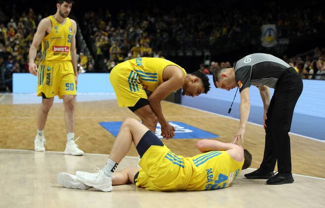 Luke Sikma stricken lying on the ground Sports Basketball BBL Bundesliga men season 2021 2022 15 04 2022 ALBA Berlin vs ratiopharm Ulm