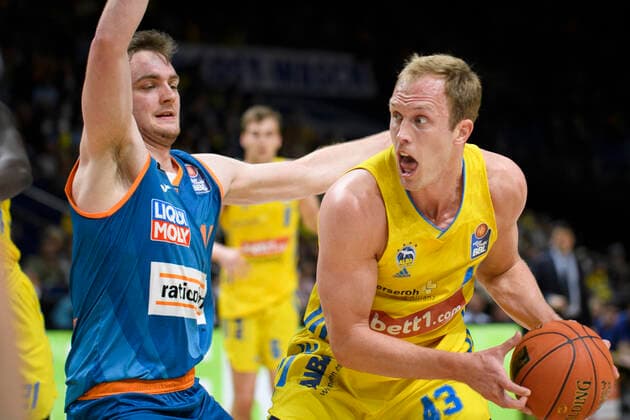 v l Philipp Herkenhoff ratiopharm Ulm, 14 , Luke Sikma Alba Berlin, 43 , duel, action, fight, GER, Alba Berlin vs rationpharm ulm, BBL, Basketball Bundesliga Maenner, 31 Spieltag, Saison 2021 2022, 15 04 2022, GER, Alba Berlin vs rationpharm ulm, BBL, Basketball Bundesliga Maenner, 31 Spieltag, Saison 2021 2022, 15 04 2022, Berlin Copyright: xEibner-Pressefoto UwexKochx EP_UKH