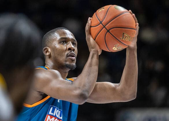 15 04 22, Berlin, Basketball, 1 Bundesliga, easyCredit BBL, Hauptrunde, 24 Spieltag, Mercedes Benz Arena ALBA Berlin ratiopharm Ulm Semaj Christon of ratiopharm Ulm takes a free throw from ALBA Berlin ratiopharm Ulm