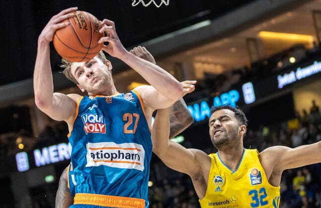 15 04 22, Berlin, Basketball, 1 Bundesliga, easyCredit BBL, Hauptrunde, 24 Spieltag, Mercedes Benz Arena ALBA Berlin ratiopharm Ulm Moritz Krimmer of ratiopharm Ulm l and ALBAs Johannes Thiemann fight for the ball ALBA Berlin ratiopharm Ulm