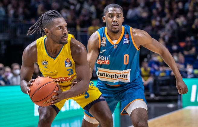 15 04 22, Berlin, Basketball, 1 Bundesliga, easyCredit BBL, Hauptrunde, 24 Spieltag, Mercedes Benz Arena ALBA Berlin ratiopharm Ulm ALBAs Jaleen Smith l and Semaj Christon of ratiopharm Ulm fight for the ball ALBA Berlin ratiopharm Ulm