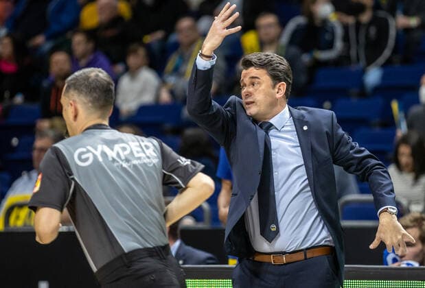 15 04 22, Berlin, Basketball, 1 Bundesliga, easyCredit BBL, Hauptrunde, 24 Spieltag, Mercedes Benz Arena ALBA Berlin ratiopharm Ulm ALBAs head coach Israel Gonzalez stands gesticulating on the sidelines ALBA Berlin ratiopharm Ulm