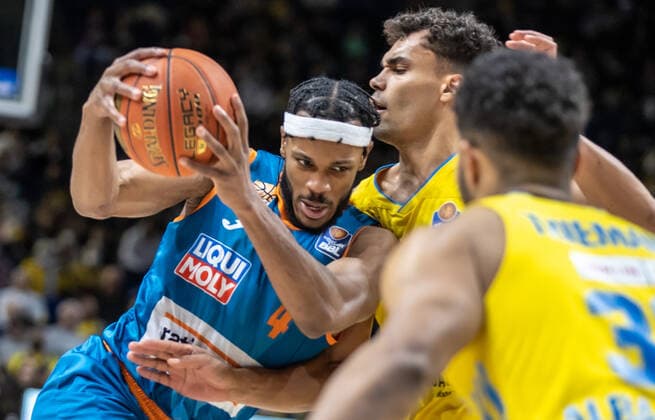 15 04 22, Berlin, Basketball, 1 Bundesliga, easyCredit BBL, Hauptrunde, 24 Spieltag, Mercedes Benz Arena ALBA Berlin ratiopharm Ulm Jaron Blossomgame of ratiopharm Ulm l and Albas Oscar da Silva fight for the ball ALBA Berlin ratiopharm Ulm