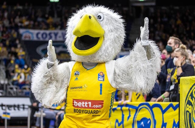 15 04 22, Berlin, Basketball, 1 Bundesliga, easyCredit BBL, Hauptrunde, 24 Spieltag, Mercedes Benz Arena ALBA Berlin ratiopharm Ulm Albas mascot Albatros cheers on the crowd ALBA Berlin ratiopharm Ulm