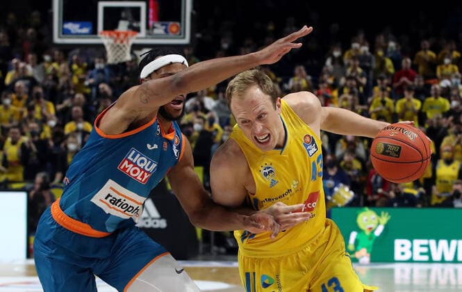Jaron Blossomgame, Luke Sikma action game scene duel sports basketball BBL Bundesliga men season 2021 2022 15 04 2022 ALBA Berlin vs ratiopharm Ulm