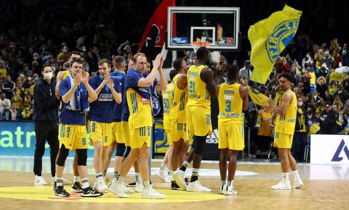 Alba team celebrates victory joy emotion jubilation after end of game sports basketball BBL Bundesliga men season 2021 2022 15 04 2022 ALBA Berlin vs ratiopharm Ulm