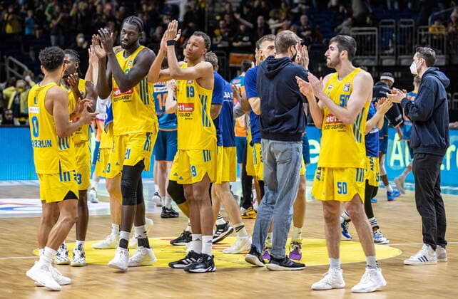 15 04 22, Berlin, Basketball, 1 Bundesliga, easyCredit BBL, Hauptrunde, 24 Spieltag, Mercedes Benz Arena ALBA Berlin ratiopharm Ulm The team thanks its fans ALBA Berlin ratiopharm Ulm