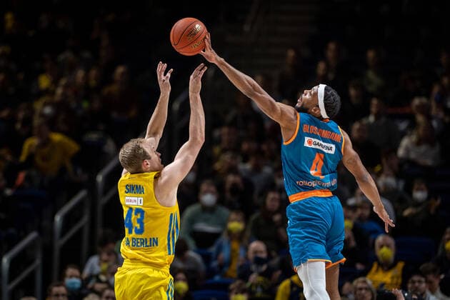 Basketball Berlin 15 04 2022 season 2021 2022 easyCredit BBL 1 Bundesliga Alba Berlin ratiopharm Ulm Jaron Blossomgame Ulm, No 04 Luke Sikma Alba Berlin, No 43