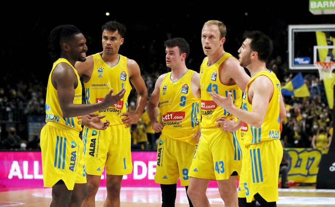Jaleen Smith talking, Oscar da Silva, Jonas Mattissek, Luke Sikma, Tamir Blatt Sports Basketball BBL Bundesliga Men Season 2021 2022 15 04 2022 ALBA Berlin vs ratiopharm Ulm