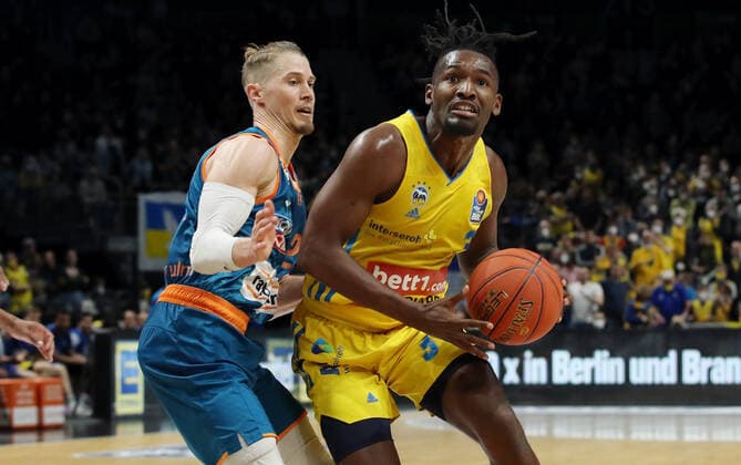 Thomas Klepeisz, Jaleen Smith action game scene duel sports basketball BBL Bundesliga men season 2021 2022 15 04 2022 ALBA Berlin vs ratiopharm Ulm