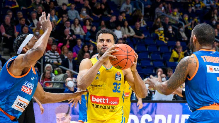 v l Jaron Blossomgame ratiopharm Ulm, 04 , Johannes Thiemann Alba Berlin, 32 , Sindarius Thornwell ratiopharm Ulm, 07 , duel, action, fight, GER, Alba Berlin vs rationpharm ulm, BBL, Basketball Bundesliga Maenner, 31 Spieltag, Saison 2021 2022, 15 04 2022, GER, Alba Berlin vs rationpharm ulm, BBL, Basketball Bundesliga Maenner, 31 Spieltag, Saison 2021 2022, 15 04 2022, Berlin Copyright: xEibner-Pressefoto UwexKochx EP_UKH