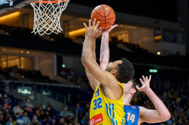 v l Johannes Thiemann Alba Berlin, 32 , Philipp Herkenhoff ratiopharm Ulm, 14 , duel at the basket, action, fight, GER, Alba Berlin vs rationpharm ulm, BBL, Basketball Bundesliga Maenner, 31 Spieltag, Saison 2021 2022, 15 04 2022, GER, Alba Berlin vs rationpharm ulm, BBL, Basketball Bundesliga Maenner, 31 Spieltag, Saison 2021 2022, 15 04 2022, Berlin Copyright: xEibner-Pressefoto UwexKochx EP_UKH
