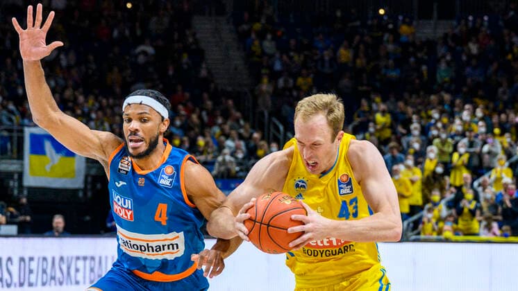v l Jaron Blossomgame ratiopharm Ulm, 04 , Luke Sikma Alba Berlin, 43 , duel, action, fight, GER, Alba Berlin vs rationpharm ulm, BBL, Basketball Bundesliga Maenner, 31 Spieltag, Saison 2021 2022, 15 04 2022, GER, Alba Berlin vs rationpharm ulm, BBL, Basketball Bundesliga Maenner, 31 Spieltag, Saison 2021 2022, 15 04 2022, Berlin Copyright: xEibner-Pressefoto UwexKochx EP_UKH