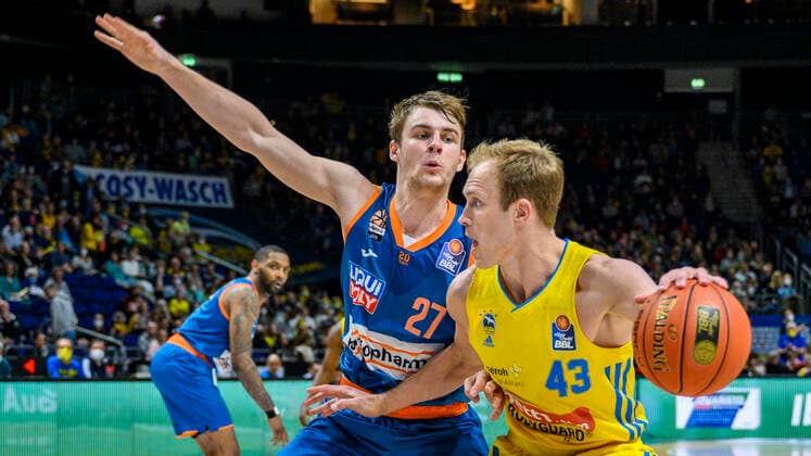 v l Moritz Krimmer ratiopharm Ulm, 27 , Luke Sikma Alba Berlin, 43 , Duel, Action, Fight, GER, Alba Berlin vs rationpharm ulm, BBL, Basketball Bundesliga Maenner, 31 Spieltag, Saison 2021 2022, 15 04 2022, GER, Alba Berlin vs rationpharm ulm, BBL, Basketball Bundesliga Maenner, 31 Spieltag, Saison 2021 2022, 15 04 2022, Berlin Copyright: xEibner-Pressefoto UwexKochx EP_UKH