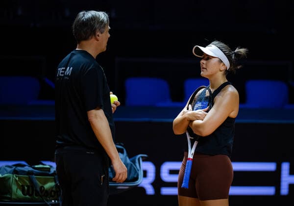 April 15, 2022, STUTTGART, GERMANY: Bianca Andreescu of Canada talks to coach Sven Groeneveld during practice at the 2022 Porsche Tennis Grand Prix WTA, Tennis Damen 500 tennis tournament STUTTGART GERMANY - ZUMAa181 20220415_zaa_a181_053 Copyright: xRobxPrangex
