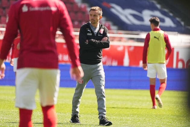 Andre Meyer HFC, head coach watches his team warming up before the match Hallescher FC vs TSV Havelse, soccer, 3 Liga, 34 Spieltag, 2021 2022, Nachholspiel, 16 04 2022, DFB DFL REGULATES PROHIBIT ANY USE OF PHOTOGRAPHS AS IMAGE SEQUENCES AND OR QUASI VIDEO, Hallescher FC vs TSV Havelse, soccer, 3 Liga, 34 Spieltag, 2021 2022, Nachholspiel, 16 04 2022, Halle Saale Copyright: xEibner-Pressefoto EckehardxSchulzx ep_eer