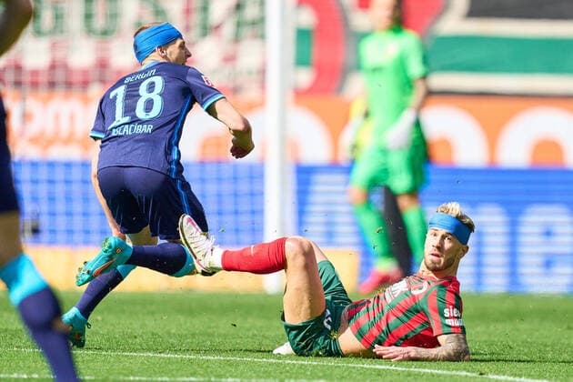 Sport Themen der Woche KW15 Niklas Dorsch, FCA 30 compete for the ball, tackling, duel, header, zweikampf, action, fight against Santiago ASCACIBAR, Hertha 18 in the match FC AUGSBURG - HERTHA BSC BERLIN 1.German Football League on April 16, 2022 in Augsburg, Germany Season 2021 2022, matchday 30, 1.Bundesliga, 30.Spieltag.