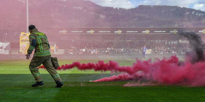 Bilder des Jahres 2022, Sport 04 April Sport Themen der Woche KW15 Sport Bilder des Tages SOCCER - BL, Altach vs LASK ALTACH,AUSTRIA,16.APR.22 - SOCCER - ADMIRAL Bundesliga, qualification group, SCR Altach vs Linzer ASK. Image shows fireworks.  GEPAxpictures xOliverxLerch