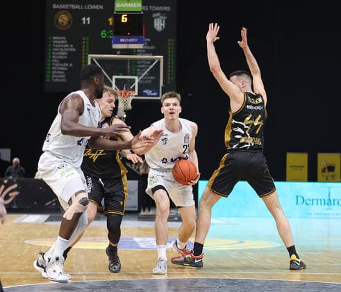 Justus Hollatz Hamburg Towers on the ball
