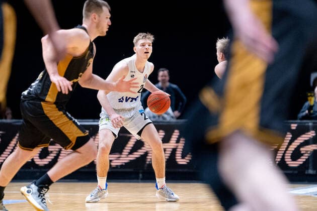 Justus Hollatz No 21 Hamburg Towers Basketball Loewen Braunschweig Hamburg Towers Basketball Loewen Braunschweig Hamburg Towers, basketball, BBL, season 2021 2022, 16 04 2022 Braunschweig Copyright: xDanielxReinelt xEibner-Pressefotox EP_drt