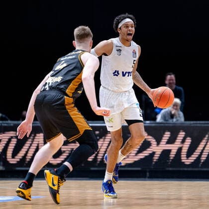 Caleb Homesley Nr 5 Hamburg Towers vs Luc van Slooten Nr 4 Basketball Loewen Braunschweig Basketball Loewen Braunschweig Hamburg Towers Basketball Loewen Braunschweig Hamburg Towers, basketball, BBL, season 2021 2022, 16 04 2022 Braunschweig Copyright: xDanielxReinelt xEibner-Pressefotox EP_drt