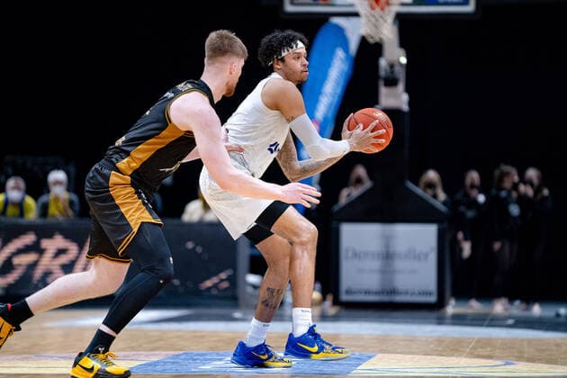 Caleb Homesley Nr 5 Hamburg Towers vs Luc van Slooten Nr 4 Basketball Loewen Braunschweig Basketball Loewen Braunschweig Hamburg Towers Basketball Loewen Braunschweig Hamburg Towers, basketball, BBL, season 2021 2022, 16 04 2022 Braunschweig Copyright: xDanielxReinelt xEibner-Pressefotox EP_drt