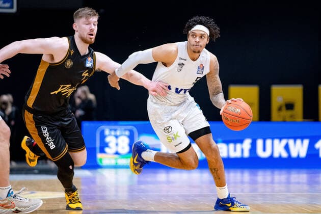 Caleb Homesley Nr 5 Hamburg Towers vs Luc van Slooten Nr 4 Basketball Loewen Braunschweig Basketball Loewen Braunschweig Hamburg Towers Basketball Loewen Braunschweig Hamburg Towers, basketball, BBL, season 2021 2022, 16 04 2022 Braunschweig Copyright: xDanielxReinelt xEibner-Pressefotox EP_drt