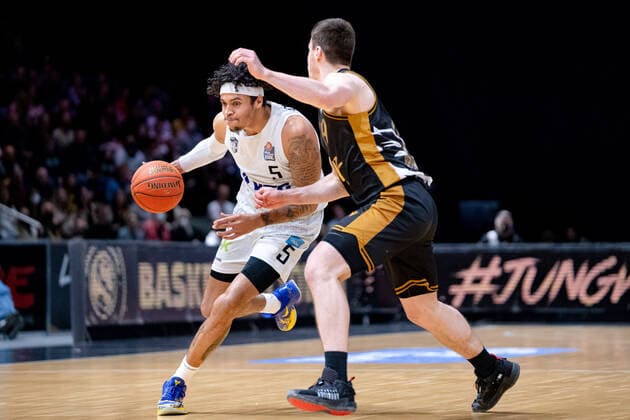 Caleb Homesley Nr 5 Hamburg Towers vs Ondrej Sehnal Nr 19 Basketball Loewen Braunschweig Basketball Loewen Braunschweig Hamburg Towers Basketball Loewen Braunschweig Hamburg Towers, basketball, BBL, season 2021 2022, 16 04 2022 Braunschweig Copyright: xDanielxReinelt xEibner-Pressefotox EP_drt