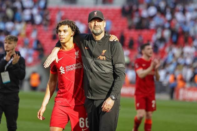 Manchester City v Liverpool FA Cup 16 04 2022. Semi Final Jurgen Klopp Manager of Liverpool celebrates at full time with Trent Alexander-Arnold (66) of Liverpool during the FA Cup semi-final match between Manchester City and Liverpool at Wembley Stadium, London, England on 16 April 2022. Editorial use only DataCo restrictions apply See www.football-dataco.com , Copyright: xNigelxKeenex PSI-15063-0065