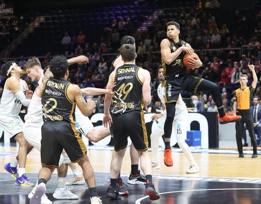 Rebound Brandon Tischler Basketball Loewen Braunschweig