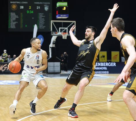 Jaylon Brown Hamburg Owen Klassen Basketball Loewen Braunschweig