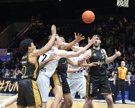 Lukas Meisner Hamburg Towers 7, Tookie Brown Basketball Loewen Braunschweig 0
