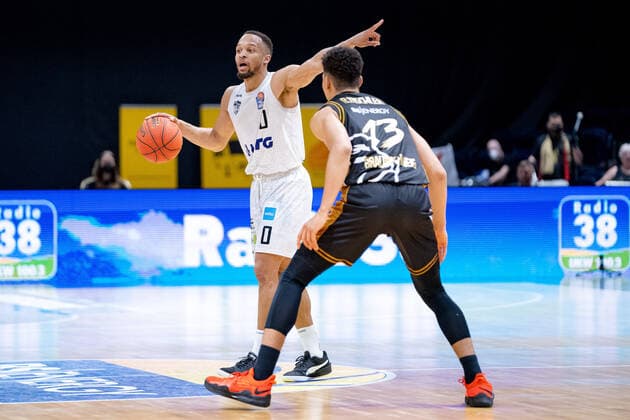 Jaylon Brown Nr 0 Hamburg Towers vs Brandon Tischler Nr 13 Basketball Loewen Braunschweig Basketball Loewen Braunschweig Hamburg Towers Basketball Loewen Braunschweig Hamburg Towers, Basketball, BBL, 2021 2022 season, 16 04 2022 Braunschweig. Copyright: xDanielxReinelt xEibner-Pressefotox EP_drt