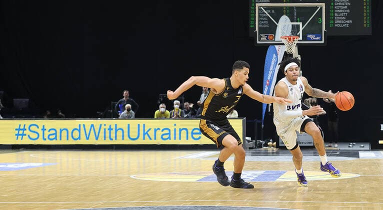 Caleb Homesley Hamburg Towers in duel with Nicholas Tischler Basketball Loewen Braunschweig